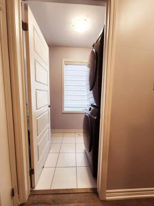 米尔顿Cozy 4 bedrooms home Milton的走廊设有通往洗衣房的门