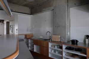 东京Hotel Residence Ohashi Kaikan by Re-rent Residence的厨房配有水槽和台面