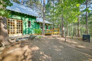 尤里卡斯普林斯Pet-Friendly Eureka Springs Rental with Private Deck的森林中间的绿色房子