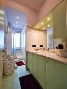 都灵Ana's Place Torino 3的一间带水槽和大镜子的浴室