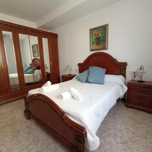 坎普罗东Muralla的一间卧室配有一张大床和毛巾