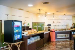 巴伦西纳德拉孔塞普西翁YIT纯正之路酒店的一间设有柜台的餐厅,提供盘子和食物