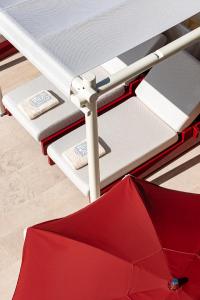 比亚里茨Regina Experimental Biarritz的床上的红伞