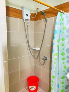 碧瑶Cozynest Condotel Baguio的浴室里设有红色桶淋浴