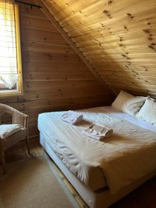 佩尼亚什达绍迪Chalé Inn Star的小木屋内一间卧室,配有一张床