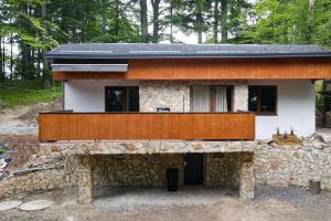 Komorní LhotkaWellness chata Chalet de Glatz的石墙建造的房子