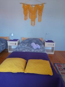 克拉多沃Soba Lavanda的一间卧室配有一张带2晚台的紫色床
