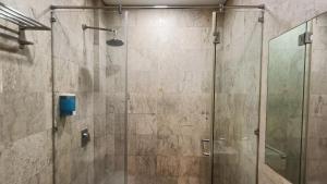 峇六拜科伦姆美景酒店的带淋浴的浴室,带玻璃门
