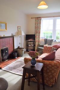 盖特豪斯厄夫弗利特Rowantree Cottage的带沙发和壁炉的客厅