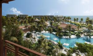 坎昆Secrets Playa Blanca Costa Mujeres - All Inclusive Adults Only的享有带游泳池的度假村的空中景致