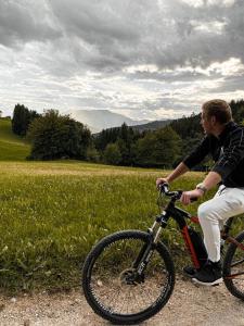 兹雷切Brunarica Macesen Smogavc的骑着自行车在田野上的人