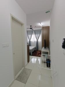雪邦Qilayna guest room的一间白色的房间,设有门和一间卧室