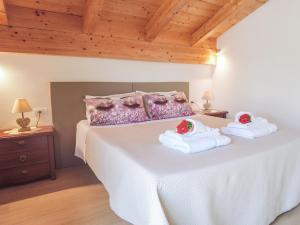 阿尔盖罗Villa Marianna的卧室配有白色床和毛巾