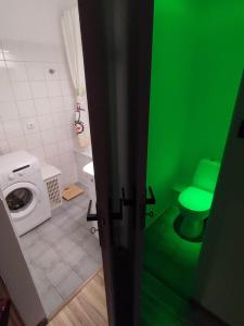 罗兹Chill Studio的绿色浴室设有卫生间和洗衣机。
