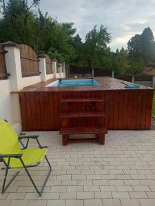 瑟切莱MONADIN Villa Relax & Spa的一个带长凳和游泳池的庭院