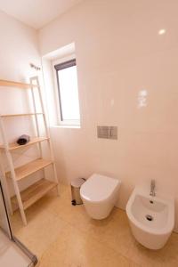 里斯本Superb Central Lisbon Apartment的白色的浴室设有卫生间和水槽。