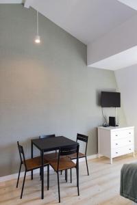 里斯本Superb Central Lisbon Apartment的一间用餐室,配有一张黑桌子和两把椅子