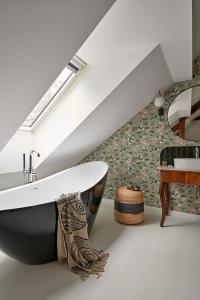 鲍洛通塞派兹德Villa Chez les Amis - Adults only的浴室配有盥洗盆和浴缸。