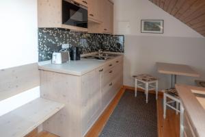 布莱德Guesthause Pr' Jozef的厨房配有白色橱柜、水槽和桌子