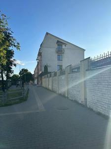 陶格夫匹尔斯帕拉迪泽的砖砌的道路,有栅栏和建筑