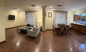 阿可贺巴宫殿酒店的客厅配有沙发和桌子