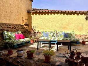 LogrosánLa Casa del Marqués的天井配有沙发、桌子和盆栽植物