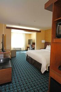 伦敦Fairfield Inn & Suites by Marriott London的酒店客房,配有床和电视