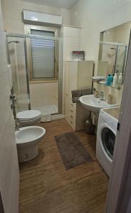 圣雷莫Il Paradiso del Relax Chambres d'hotes Affittacamere room with sea view的浴室配有卫生间水槽和洗衣机。