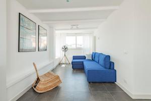 罗马Vatican View Apartment - Zen Real Estate的白色客厅里的蓝色沙发