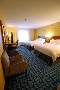 伦敦Fairfield Inn & Suites by Marriott London的酒店客房设有两张床和电视。