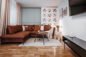 扎科帕内Apartament pod Nosalem的客厅配有棕色沙发和桌子