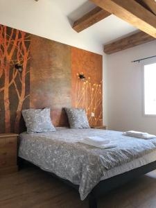 圣雷米普罗旺斯Superbe villa neuve à 5 mn du centre的一间卧室设有一张带木墙的大床