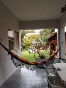 伊泰帕瓦SUA SUITE NA SERRA的花园景客房中的吊床