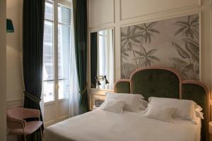 佛罗伦萨Hotel La Gemma的卧室配有白色的床和大窗户