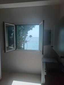加利波利Appartamenti La Spiaggia的客房设有海景窗户。