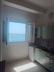 加利波利Appartamenti La Spiaggia的厨房设有海景大窗户