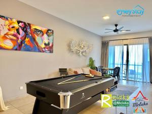 马六甲Atlantis Residences Melaka by HeyStay Management的客厅配有台球桌