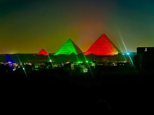 开罗Celia Pyramids View inn的一群金字塔在晚上点燃