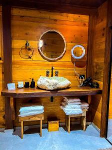 迈林克康弗里亚殖民精品酒店的一间带镜子和木墙的浴室