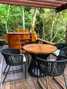 迈林克康弗里亚殖民精品酒店的木制甲板上的木桌和椅子