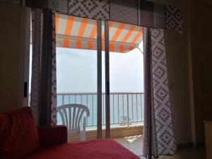 洛斯克里斯蒂亚诺斯Apartamentos Vista Bahia的一间卧室设有海景窗户