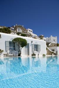 埃利亚海滩Greco Philia Hotel Boutique的白色别墅前的游泳池