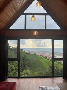 PazarMutlu apart ve bungalovs的海景客房内的大窗户