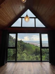 PazarMutlu apart ve bungalovs的客房设有海景大窗户。