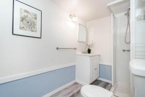 温尼伯River view house的白色的浴室设有卫生间和水槽。