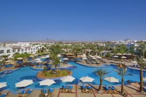 沙姆沙伊赫Hotel studio的享有带遮阳伞的度假村游泳池的空中景致