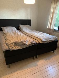 延雪平Lägenhet på Strömsholm的卧室内一张黑床