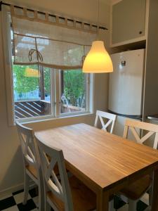 延雪平Lägenhet på Strömsholm的厨房配有木桌和窗户。
