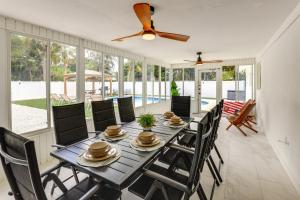 维洛海滩Vero Beach Vacation Rental Pool and Putting Green!的一间带桌椅的用餐室