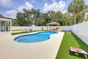 维洛海滩Vero Beach Vacation Rental Pool and Putting Green!的一座房子后院的游泳池